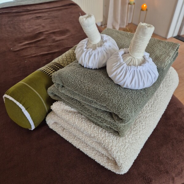 Massage met kruidenstempels