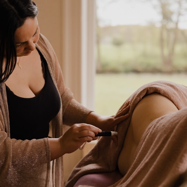 Bij moxa therapie warm ik met een stick van bijvoet een aantal drukpunten op buik en rug. Helpt oa bij vermoeidheid, rugpijn